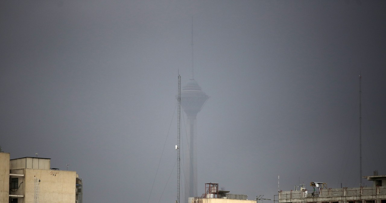 Teheran. Atak na zbiorniki z paliwem. Miasto pokryła czarna mgła Teheran. Atak na zbiorniki z paliwem. Miasto pokryła czarna mgła