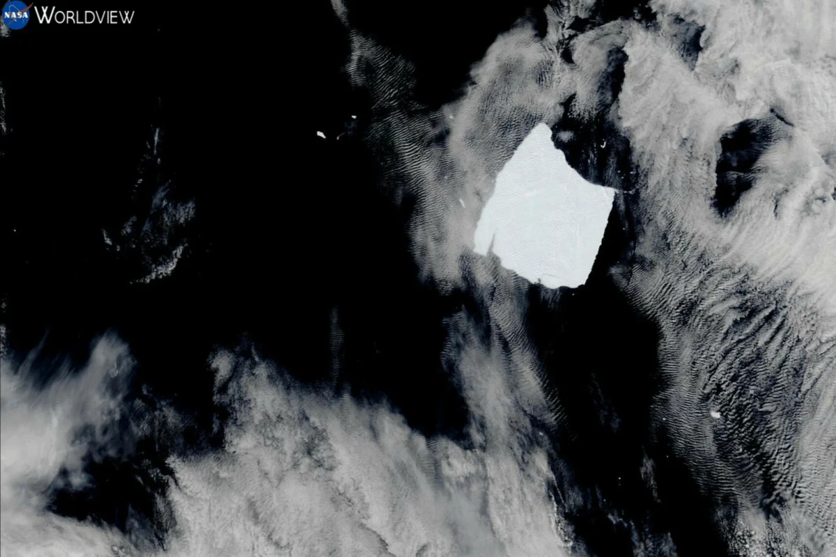 Góra lodowa A23a – niegdyś największa na Ziemi, dwa razy większa od Londynu – właśnie kończy swój spektakularny żywot. Po 40 latach dryfowania przez lodowate, a z czasem coraz cieplejsze wody, kolos z Antarktydy znika na zawsze. Pozostawi po sobie nie tylko wspomnienia, ale i cenne wskazówki dla badaczy klimatu. Dziś naukowcy z całego świata z zapartym tchem obserwują jej ostatnie chwile.