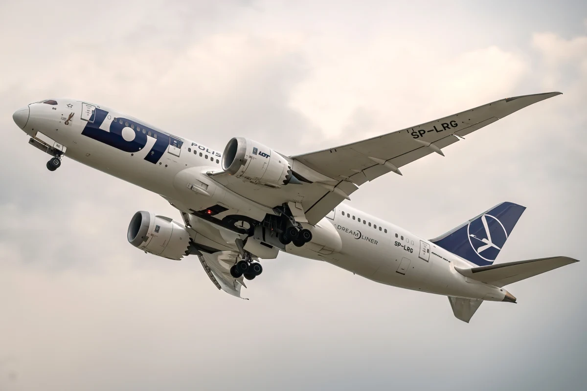 ​Polskie Linie Lotnicze LOT odwołały loty do Rijadu do 16 marca, a do Tel Awiwu do 23 marca - poinformował w niedzielę przewoźnik. Podał, że połączenie organizowane przez LOT z Szardży będzie zrealizowane z wykorzystaniem samolotu linii partnerskiej Air Arabia.