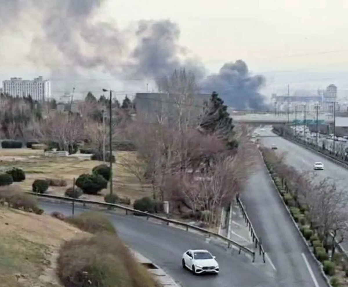 Ciemny dym spowił niebo nad Teheranem po niedzielnych amerykańsko-izraelskich atakach na infrastrukturę naftową w stolicy Iranu - podaje portal BBC. Jak donoszą agencje Reutera i AFP, po południu ponownie było słychać silne wybuchy w mieście. "Kiedy się obudziłam, było strasznie, jakby zapadła całkowita noc. W powietrzu czuć było zapach palonego paliwa" - relacjonowała, cytowana przez BBC mieszkanka stolicy Iranu.
