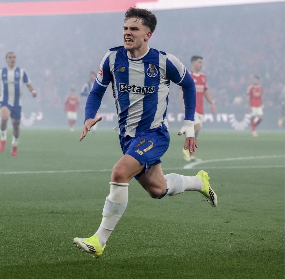 17-letni Oskar Pietuszewski idzie jak burza w FC Porto. Polak w ligowym hicie z Benficą Lizbona popisał się imponującą akcją indywidualną, a takiego zakończenia rajdu młodego piłkarza "Smoków" nie powstydziłby się nawet Cristiano Ronaldo. Bramka byłego skrzydłowego Jagielloni Białystok dała prowadzenie 2:0. Po przerwie do głosu doszli jednak podopieczni Jose Mourinho. Ostatecznie spotkanie zakończyło się remisem 2:2. 