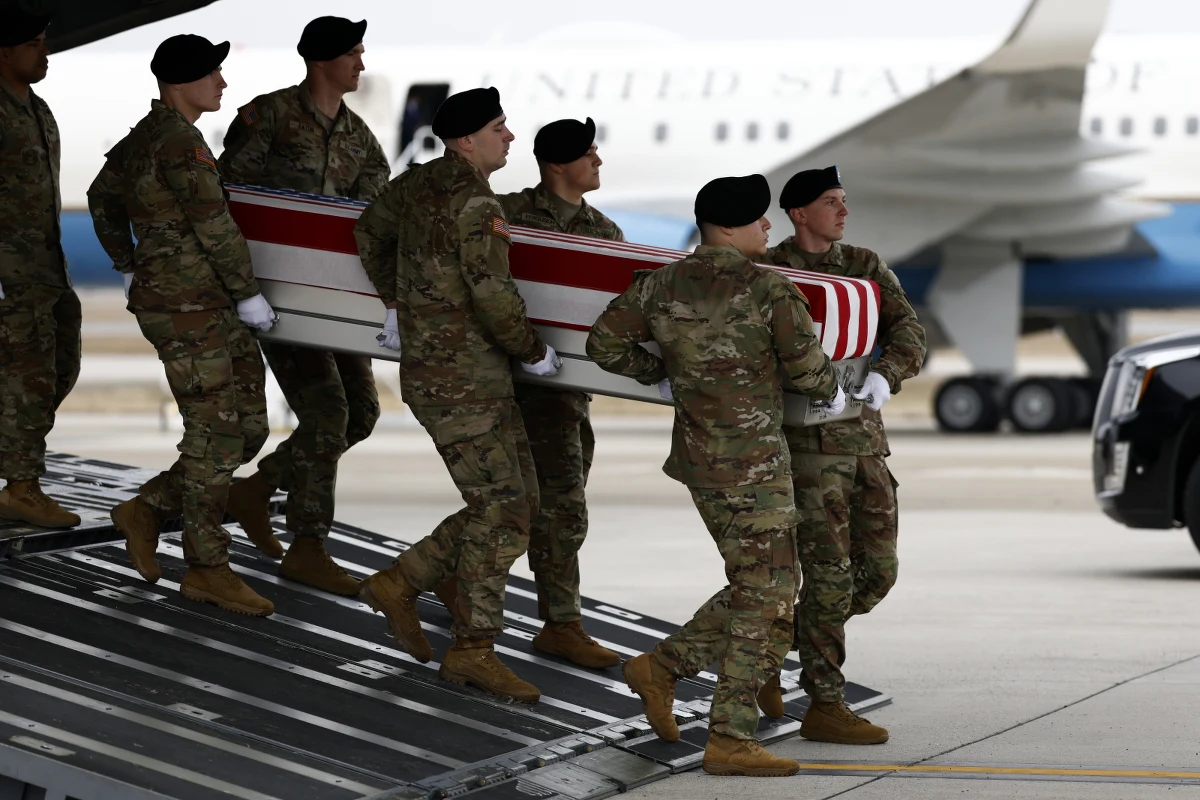 Amerykańskie Dowództwo Centralne (CENTCOM) poinformowało o śmierci kolejnych dwóch żołnierzy podczas trwającej operacji przeciwko Iranowi. Jeden z nich zmarł w wyniku odniesionych ran po irańskim ataku na Arabię Saudyjską, drugi – „z przyczyn medycznych” w Kuwejcie. To już ósma ofiara wśród amerykańskich wojskowych od początku operacji Epicka Furia.