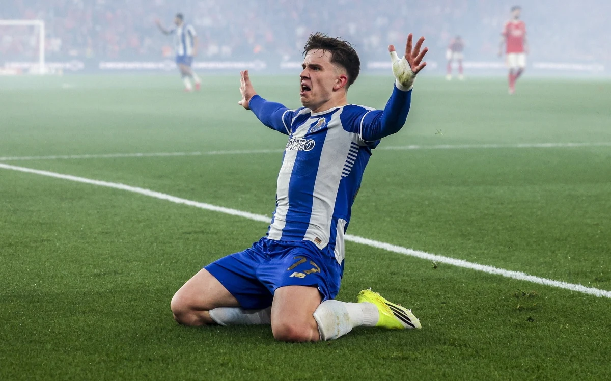 Oskar Pietuszewski został okrzyknięty przez portugalskie media "geniuszem" i "cudownym dzieckiem" po niedzielnym klasyku FC Porto z Benficą Lizbona (2:2). Nastolatek z Białegostoku zdobył w tym meczu kapitalną bramkę dla swojego zespołu.