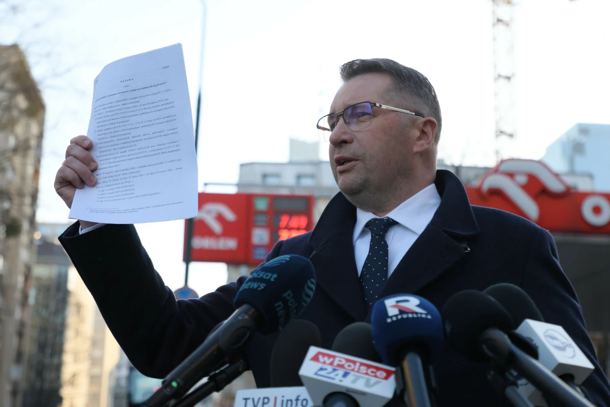 "Składam projekt ustawy z podpisami posłów Prawa i Sprawiedliwości, który obniża czasowo podatek VAT z 23 do 8 proc. i obniża akcyzę na paliwo mniej więcej o 10-9 proc." - powiedział w poniedziałek o poranku Przemysław Czarnek na konferencji prasowej. 