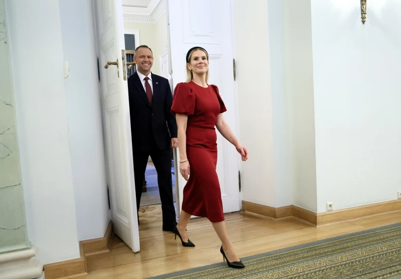 Weszła przez drzwi i spojrzeli tylko na nią. Stało się tak nie bez powodu