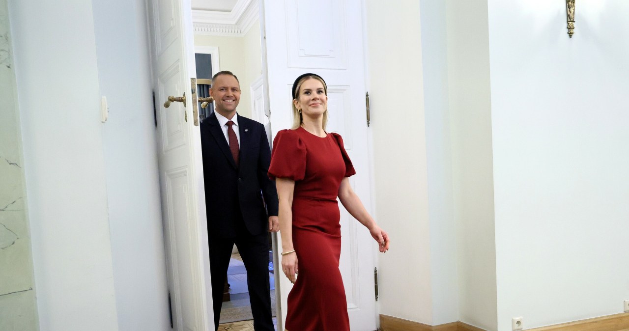 Weszła przez drzwi i spojrzeli tylko na nią. Stało się tak nie bez powodu