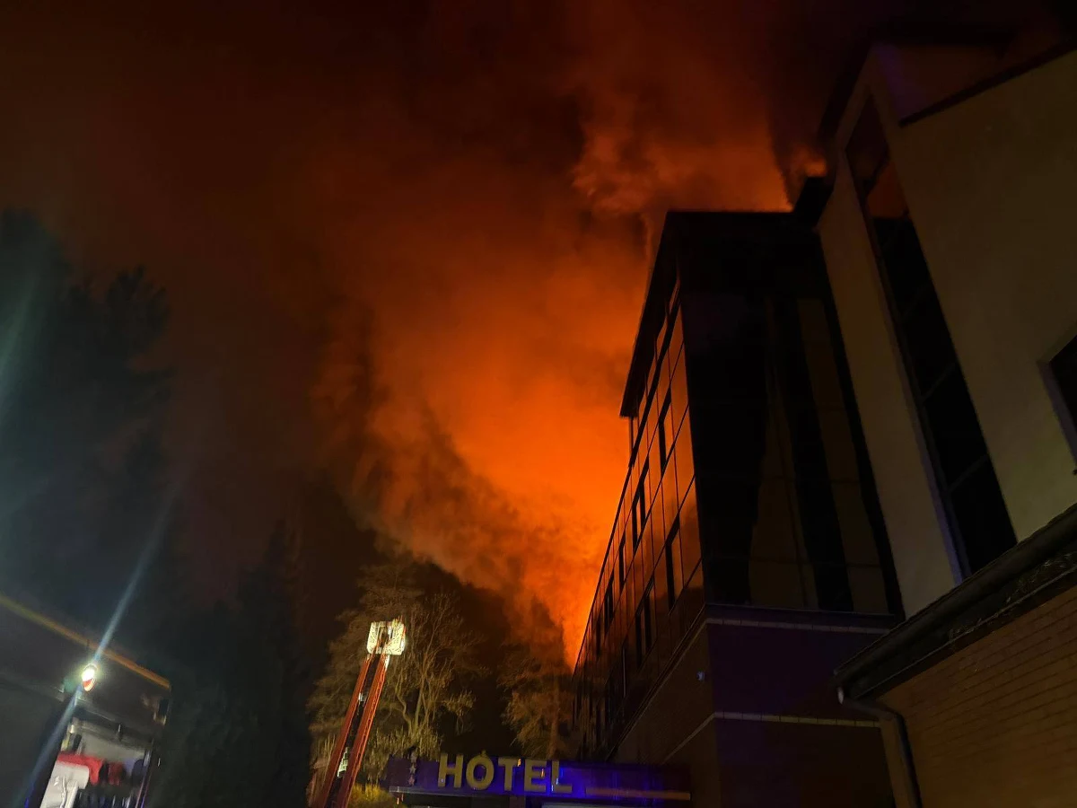 Pożar hotelu w Tychach (woj. śląskie) przy ulicy Kościuszki. Jeszcze przed przyjazdem strażaków z budynku ewakuowało się 12 osób. Na miejscu cały czas pracują służby. Informację otrzymaliśmy na Gorącą Linię RMF FM.