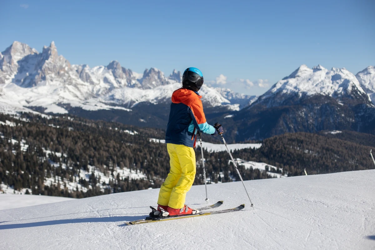 Choć niektórzy uczniowie zaledwie tydzień temu wrócili do szkół, to już mogą myśleć o przyszłorocznych wyjazdach. Ministerstwo Edukacji Narodowej przekazało już bowiem informacje na temat terminu ferii w roku szkolnym 2026/2027. 