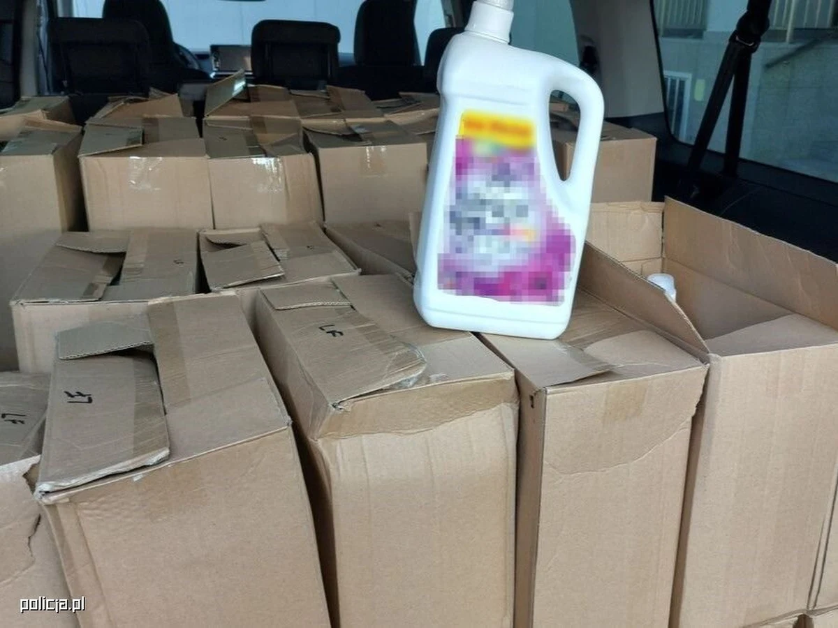 Policjanci z Jasła (Podkarpackie) zabezpieczyli ponad 250 sztuk podrabianych środków piorących oraz sprzęt elektroniczny w firmie działającej na terenie gminy Dębowiec. Straty producentów oszacowano na około 45 tysięcy złotych. O losie właściciela firmy zdecyduje sąd.