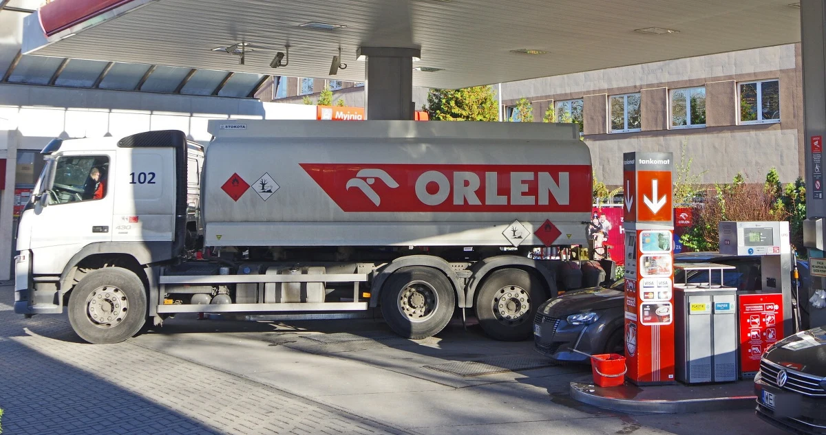 "Wystąpiłem z wnioskiem do ministra infrastruktury o to, by kierowcy cystern mogli pracować dłużej" - mówił w Porannej rozmowie w RMF FM Miłosz Motyka - szef resortu energii. Nowe zasady weszły już w życie i będą obowiązywać do 4 kwietnia. 