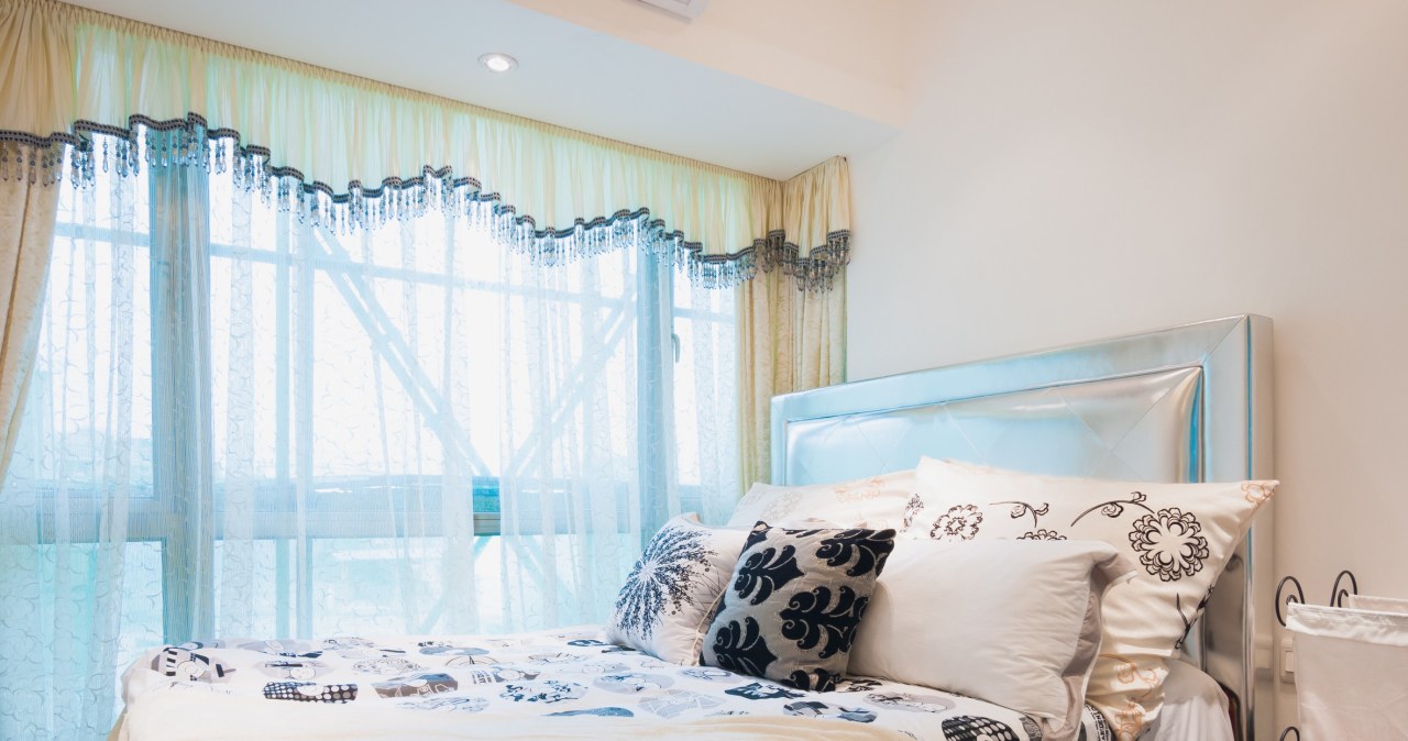 Łóżko pod oknem w sypialni. Wady i zalety nietypowego ustawienia