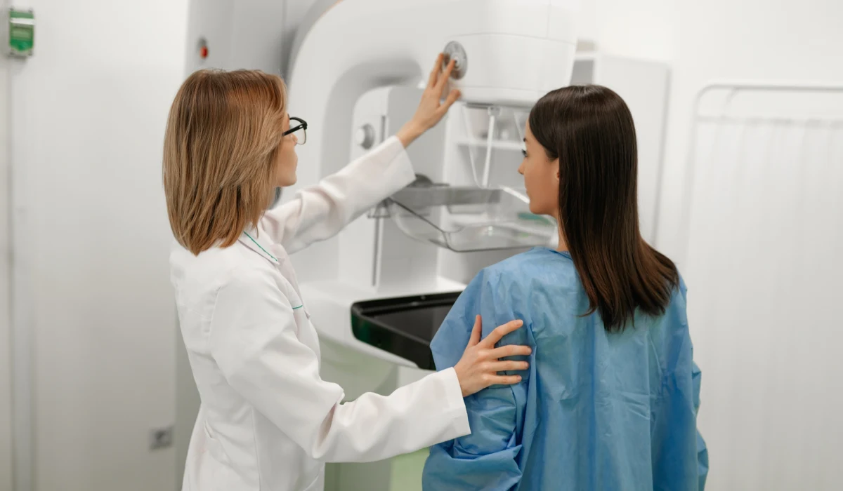 Wyniki nowatorskich badań, opublikowane przez naukowców z Emory University w Atlancie w "European Heart Journal" wskazują, że sztuczna inteligencja (AI) może z dużą precyzją przewidywać ryzyko poważnych chorób serca na podstawie standardowych mammografii. Odkrycie to otwiera nowe możliwości w zakresie profilaktyki zdrowotnej kobiet, pozwalając na jednoczesne wykrywanie zagrożenia zarówno rakiem piersi, jak i chorobami układu krążenia.