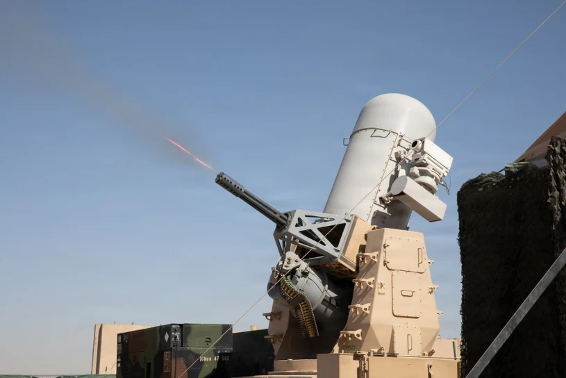 Wystrzał z jego karabinu wygląda jak laser. Phalanx broni Bliskiego Wschodu