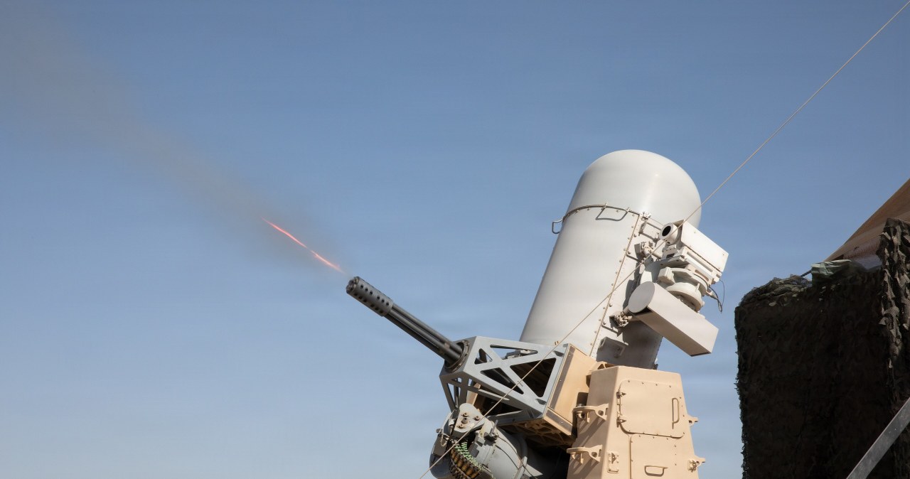 Wystrzał z jego karabinu wygląda jak laser. Phalanx broni Bliskiego Wschodu