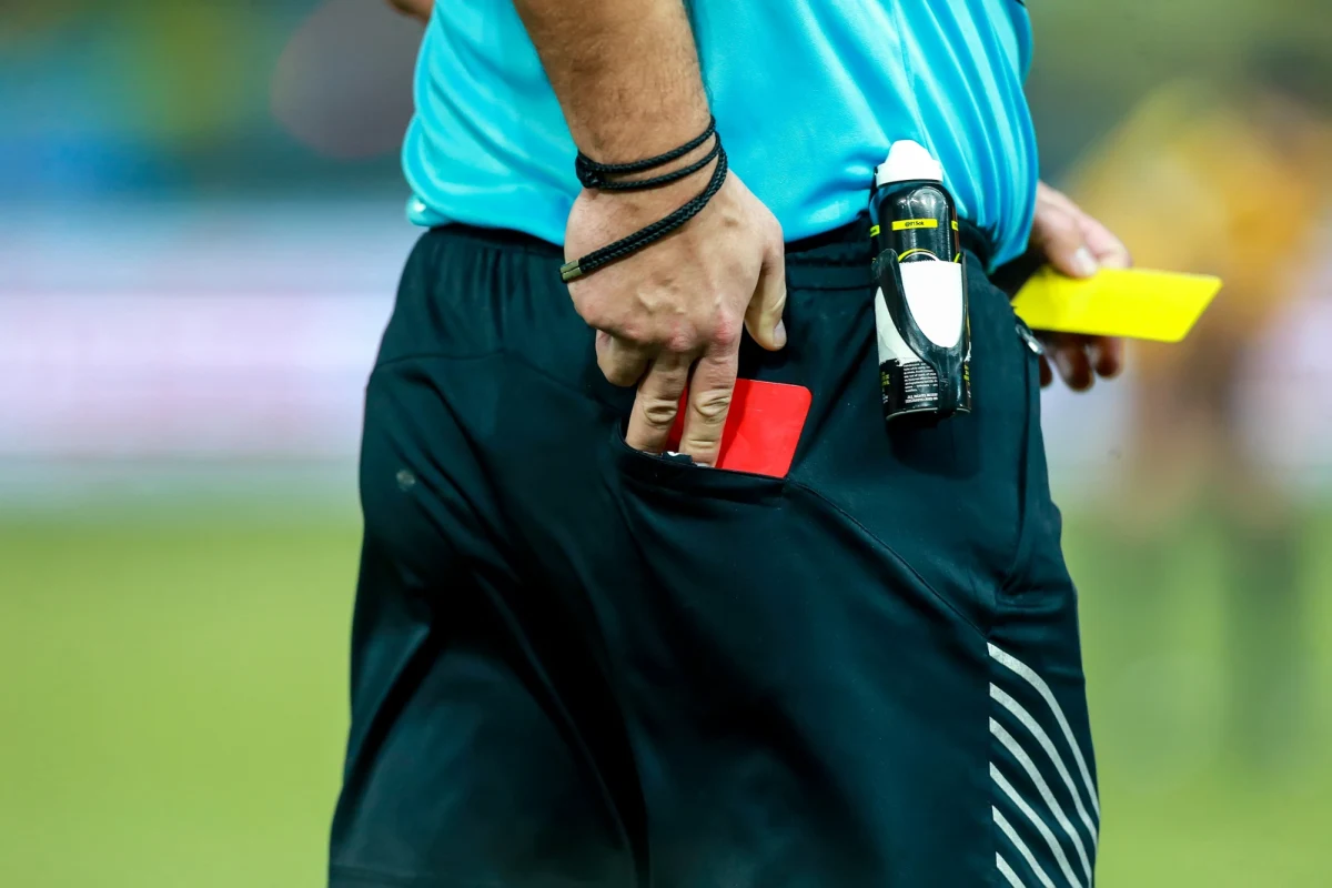 W niedzielny wieczór w Belo Horizonte doszło do wydarzeń, które na długo pozostaną w pamięci kibiców brazylijskiej piłki nożnej. Finał Campeonato Mineiro pomiędzy Cruzeiro a Atletico Mineiro zakończył się nie tylko triumfem gospodarzy, ale przede wszystkim bójką, po której aż 23 zawodników zostało ukaranych czerwonymi kartkami.