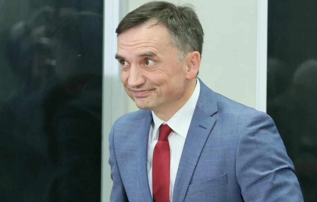 Marszałek Sejmu Włodzimierz Czarzasty zapowiedział, że we wtorek przedstawi prezydium Sejmu wniosek o ostateczne odebranie Zbigniewowi Ziobrze diety oraz 90 proc. wynagrodzenia poselskiego. Jak poinformował Czarzasty, po tej decyzji Ziobro będzie otrzymywał 1350 zł miesięcznie. "To już jest koniec" - dodał.