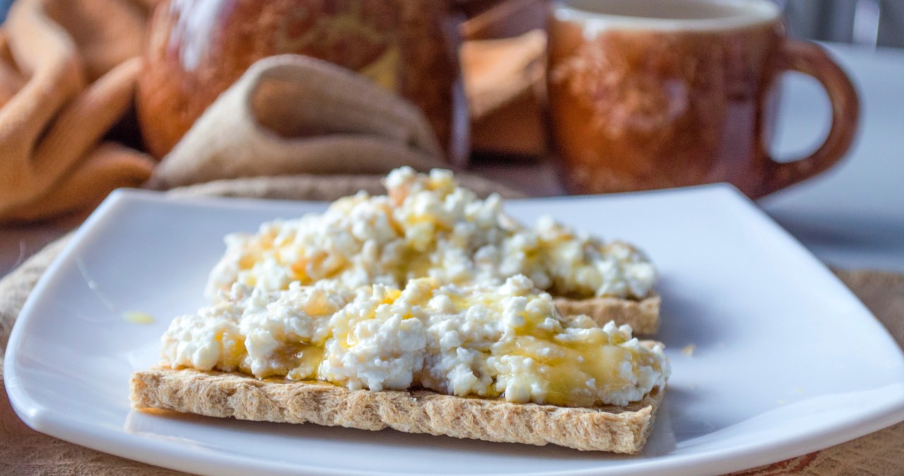 Twaróg przed snem. Ma jeden zaskakujący wpływ na organizm