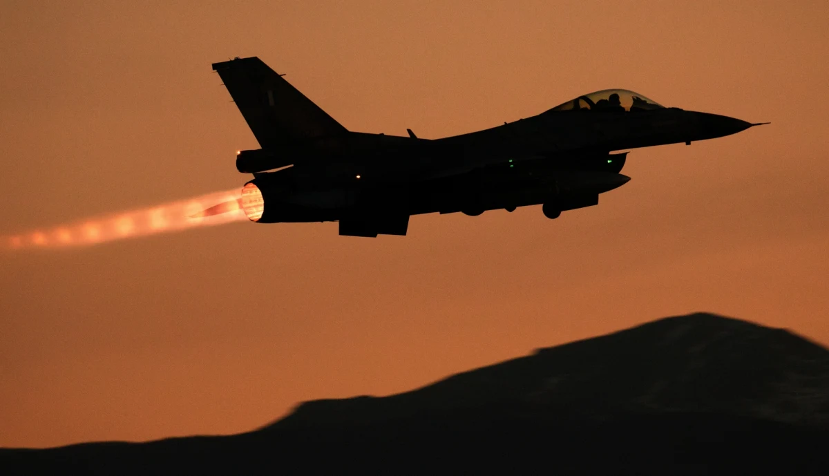 Choć media w głównej mierze skupiają się na wojnie na Bliskim Wschodzie, warto zwrócić uwagę również na to, co dzieje się na Cyprze. Po atakach dronów na brytyjską bazę lotniczą Akrotiri na Cyprze, obronę wyspy wzmocniła Grecja, wysyłając tam myśliwce wielozadaniowe F-16. Na podobny krok zdecydowała się też Turcja, która rości sobie prawo do północnej części terytorium.