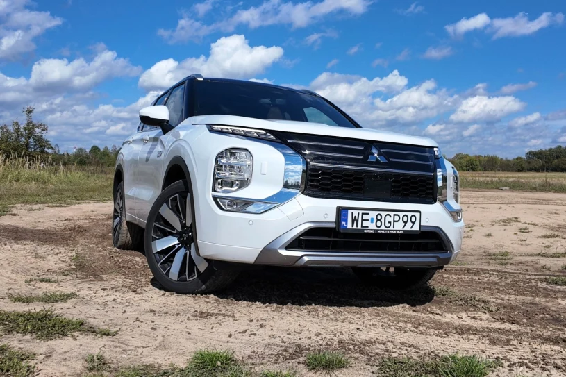 Mitsubishi Outlander waży 2 t , pali 0,8 l/100 km. Tańszy choćby o 50 tys. zł
