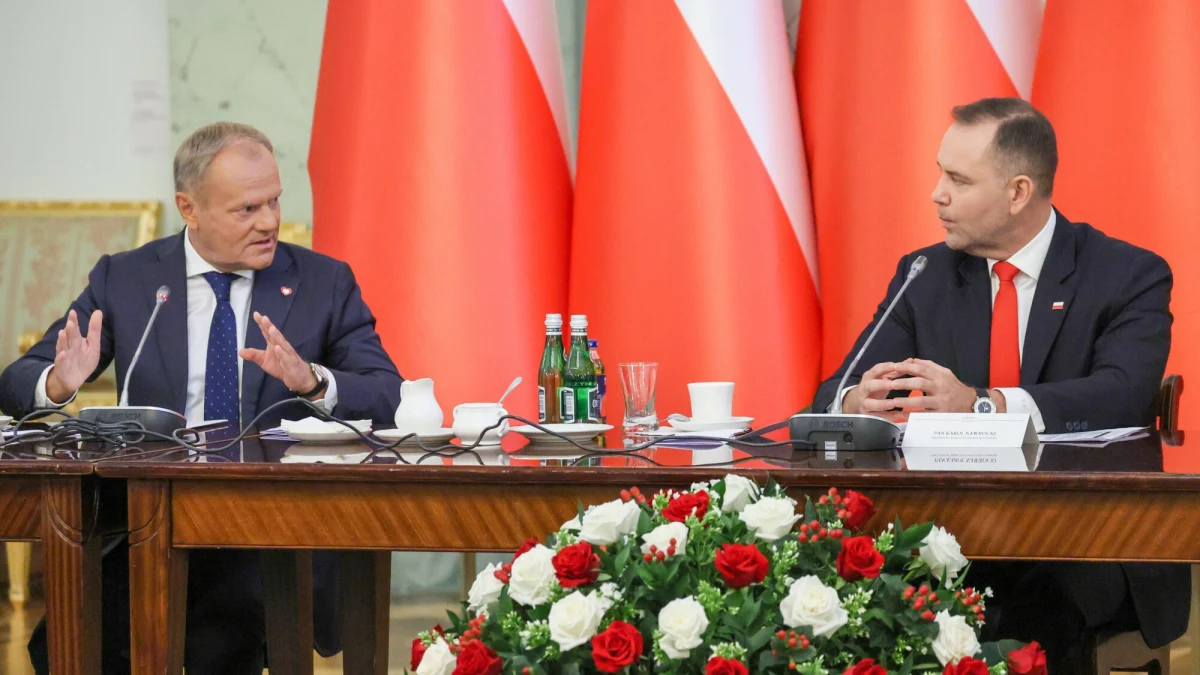 Premier Donald Tusk spotka się z prezydentem Karolem Nawrockim, aby omówić sprawę "SAFE 0 procent", bo - jak zapowiedział - "nie zmarnuje żadnej okazji zdobycia kolejnych środków na bezpieczeństwo państwa". Jednocześnie Tusk zaznaczył, że natychmiast po spotkaniu "poinformuje o wszystkim opinię publiczną". Tymczasem w przeddzień spotkania z szefem rządu prezydent konsultował się z wysokimi rangą dowódcami w wojsku - gen. Wiesławem Kukułą oraz gen. dyw. Arturem Kuptelem, w sprawie modernizacji Sił Zbrojnych w kontekście unijnej pożyczki SAFE.