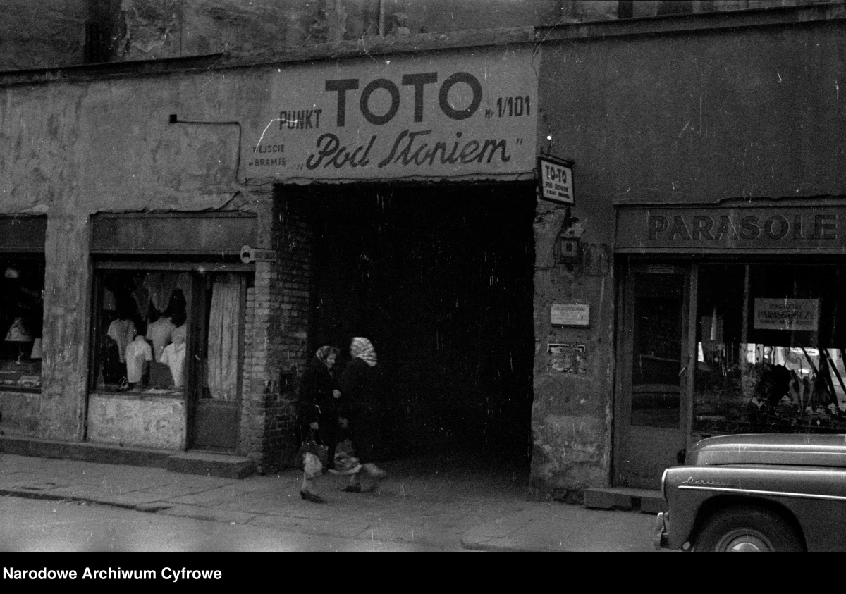 Totalizator Sportowy towarzyszy Polakom już od siedmiu dekad, a przez ponad 50 lat losowania można było oglądać na żywo w telewizji. Jak to działało wcześniej? Do początku lat 70. ubiegłego wieku losowania odbywały się na przykład w... salach kinowych.