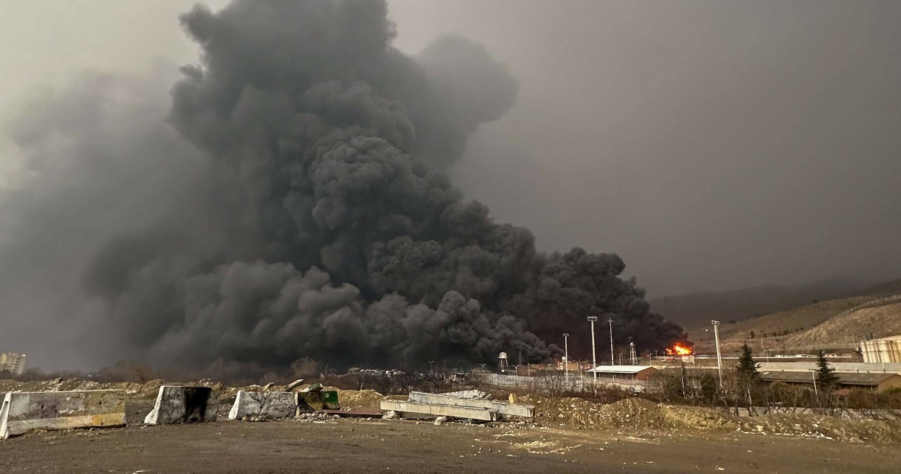 Toksyczny czarny deszcz w Teheranie. Atak Izraela może mieć fatalne skutki Toksyczny czarny deszcz w Teheranie. Atak Izraela może mieć fatalne skutki