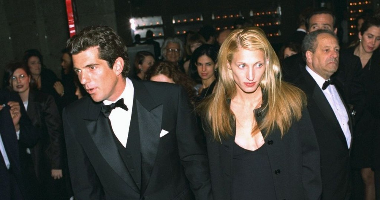 Hit lat 90. Fryzura w stylu Carolyn Bessette-Kennedy wraca do łask
