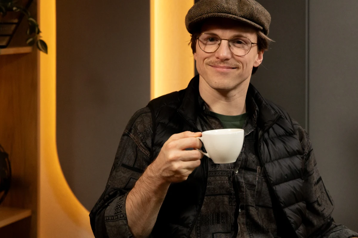 W nowym filmie "Król dopalaczy" gra chłopaka, który z dnia na dzień stał się milionerem. Niech was nie zwiedzie kolorowy plakat, bo "to opowieść o tym, jak można spektakularnie upaść" - mówi Tomasz Włosok. Gość Rozmowy Filmowej RMF FM opowiada też o tym, co mu daje spełnienie w sztuce i w życiu, czy pozwoli swojej córeczce zostać aktorką i dlaczego marzy o kinie rycerskim.