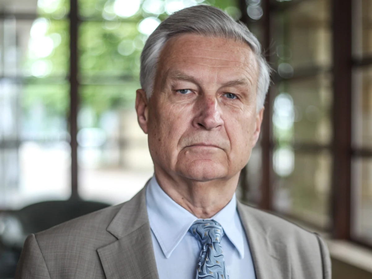 Wojna na Bliskim Wschodzie wywróciła do góry nogami prognozy ekonomistów dotyczące światowej gospodarki. Ceny ropy i żywności rosną, a perspektywy na szybkie obniżki stóp procentowych oddalają się. Czy Polska i świat są gotowe na długotrwałe skutki konfliktu? "Jeżeli to będzie trwało kilka miesięcy, to przełoży się to na ceny wszystkiego, również jedzenia, żywności, bo transport podrożeje, i to bardzo" - zauważa Piotr Kuczyński, analityk domu inwestycyjnego Xelion.