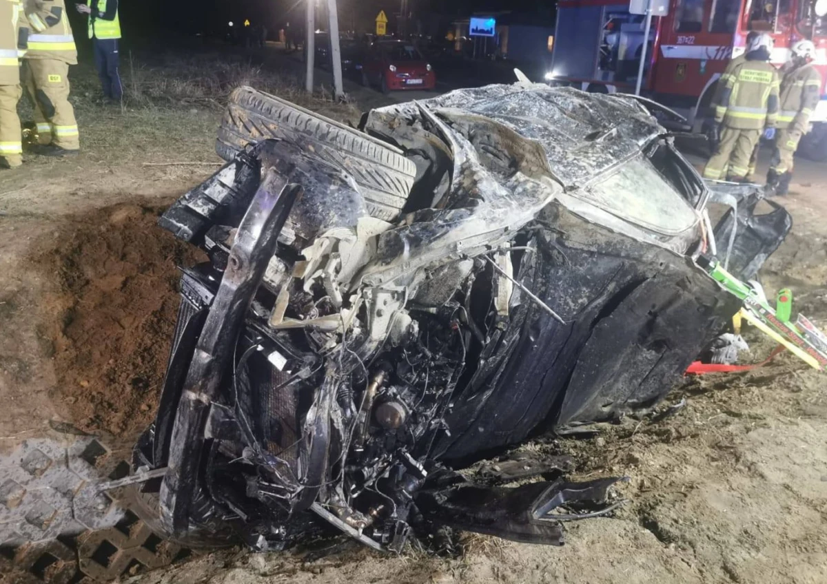 Do tragicznego wypadku doszło w poniedziałek wieczorem w miejscowości Mąkolin na Mazowszu. Samochód, którym podróżowało pięcioro nastolatków, wypadł z drogi i dachował. Zginęła 14-letnia dziewczynka. "Do sprawy zatrzymane zostały dwie osoby podróżujące autem, w tym kierowca. Nikomu dotąd nie przedstawiono zarzutów" - powiedział we wtorek rzecznik Prokuratury Okręgowej w Płocku Bartosz Maliszewski. Na środę zaplanowano sekcję zwłok 14-latki.