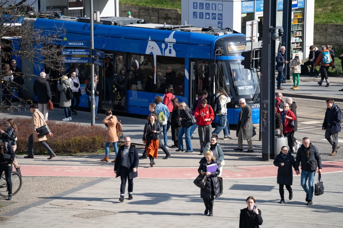 Pasażerowie krakowskiej komunikacji miejskiej muszą przygotować się na poważne utrudnienia. Awaria sieci trakcyjnej przy ulicy Teligi sparaliżowała we wtorek rano ruch tramwajów na trasie Nowy Bieżanów-Prokocim. Problemy mogą potrwać nawet kilka godzin.