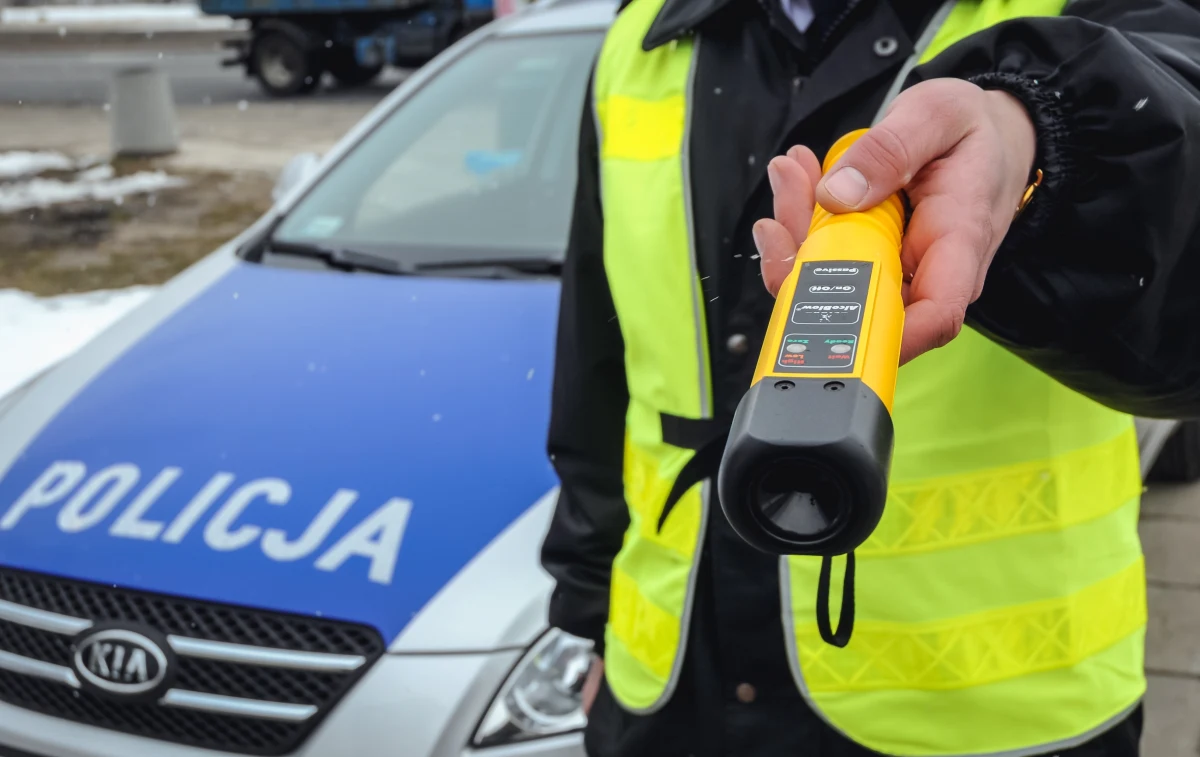 Policjanci z Płocka (Mazowieckie) zatrzymali kobietę i mężczyznę, którzy na zmianę prowadzili samochód, będąc pod wpływem alkoholu i bez uprawnień. Dodatkowo posiadali środki odurzające, a samochód miał tablice rejestracyjne przypisane do innego pojazdu.