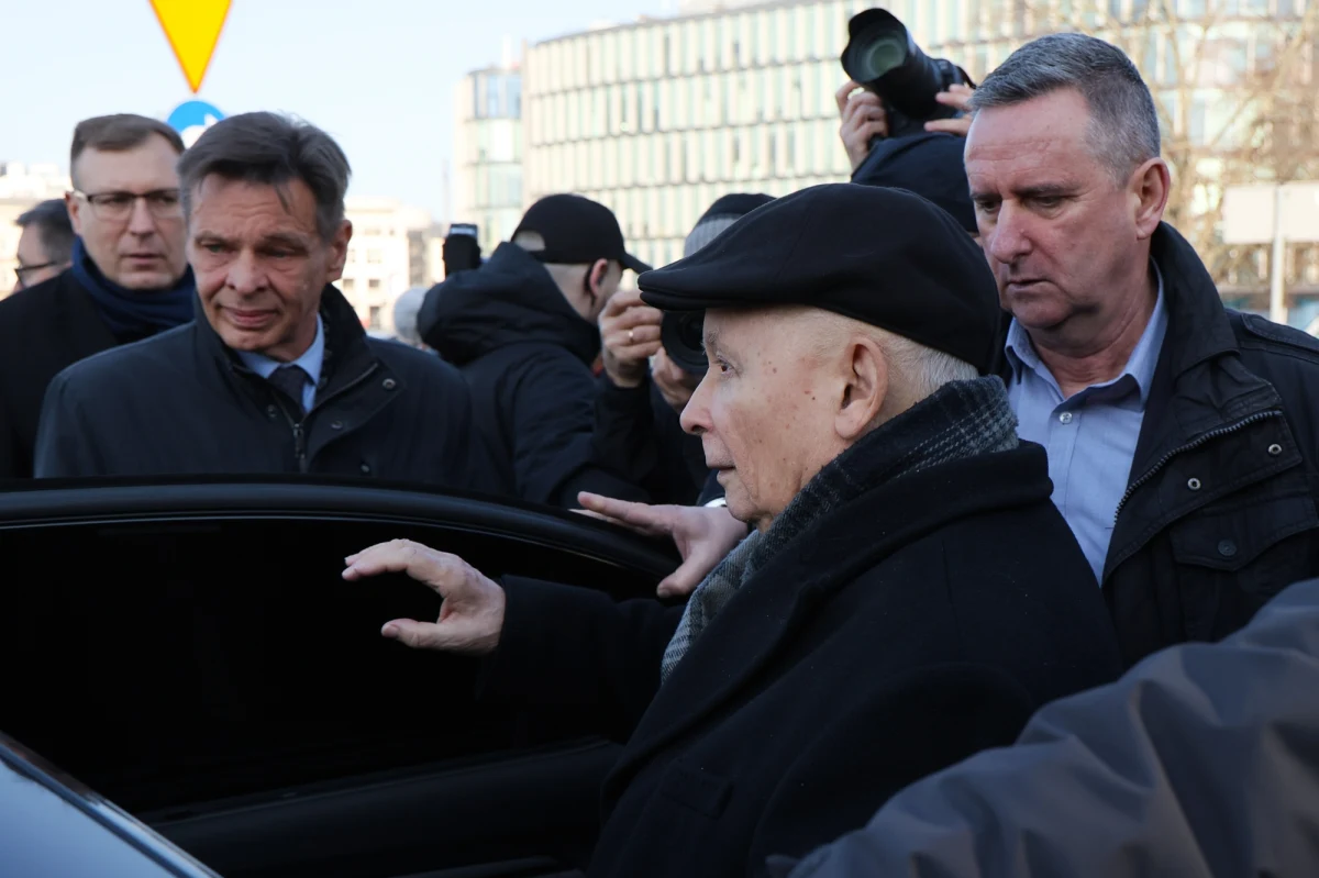 ​Jarosław Kaczyński na miesięcznicy smoleńskiej w mocnych słowach komentował sytuację polityczną w Polsce, mówiąc, że żyjemy w "kraju z dykty". W tle słuchać było okrzyki "kłamca, kłamca", których prezes PiS nie pozostawił bez reakcji.