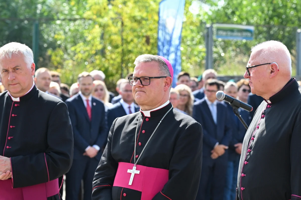 Powołania niezależnej komisji, która zbadałaby kwestie przestępstw seksualnych wobec małoletnich i ich tuszowania przez kolejnych metropolitów archidiecezji szczecińsko-kamieńskiej domaga się grupa świeckich katolików. List otwarty do arcybiskupa Wiesława Śmigla trafił o 9:00 do szczecińskiej kurii - ustalił dziennikarz RMF FM.