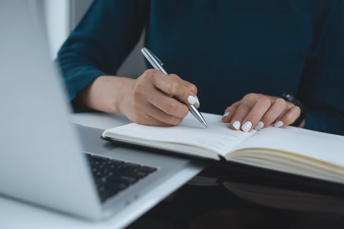 Rok 2026 przyniesie pracownikom administracji rządowej wyjątkową okazję do odpoczynku. Wszystko za sprawą święta przypadającego w sobotę 15 sierpnia. Święto Wniebowzięcia Najświętszej Maryi Panny, które jest jednocześnie Świętem Wojska Polskiego, wypadnie właśnie w dzień ustawowo wolny od pracy. Zgodnie z przepisami Kodeksu pracy, każdy taki przypadek oznacza, że pracodawca musi wyznaczyć pracownikom inny dzień wolny do odbioru.