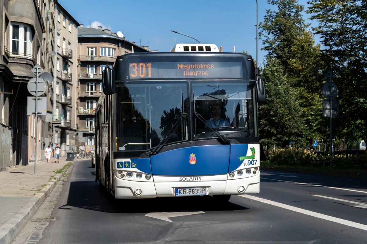 W najbliższych dniach kierowcy i pasażerowie komunikacji miejskiej w Krakowie muszą przygotować się na utrudnienia. W nocy ze środy na czwartek oraz z czwartku na piątek drogowcy przeprowadzą punktową wymianę nawierzchni na fragmencie Alei Słowackiego. Ekipy remontowe pojawią się już jednak o godz. 18.00. Mogą się tworzyć korki. 