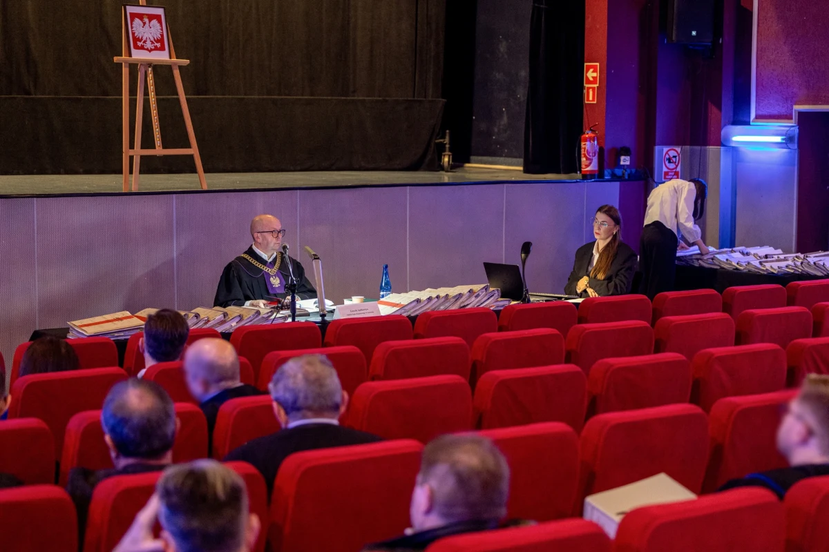 Sąd Rejonowy w Gostyniu (Wielkopolska) był za mały, trzeba było znaleźć większą salę. Wybór padł na tamtejsze kino. Tam rozpoczął się proces dotyczący tzw. afery mlecznej. Oskarżonych jest niemal 80 osób. 