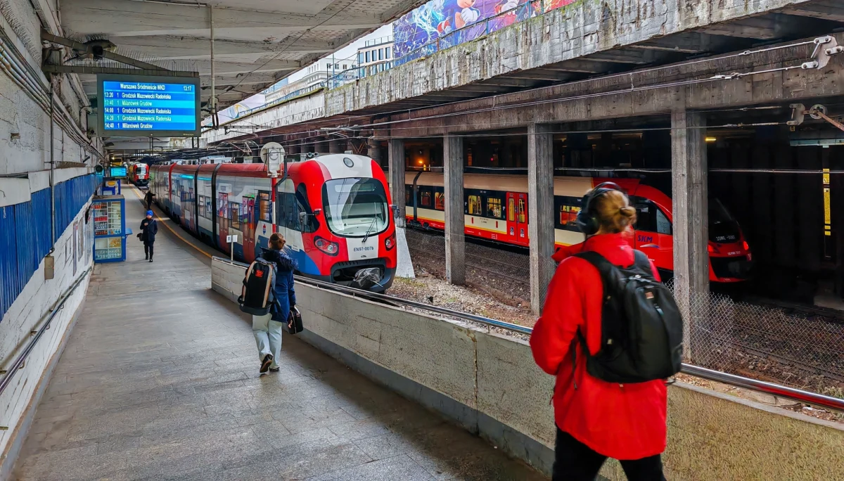Ponad dwadzieścia tysięcy osób dziennie odczuje konsekwencje remontu, który rozpoczął się we wtorek rano na trasie Warszawskiej Kolei Dojazdowej. Duży odcinek torowiska został wyłączony z ruchu pociągów, od stacji Komorów do stacji Aleje Jerozolimskie w Warszawie. Prace potrwają do końca marca.