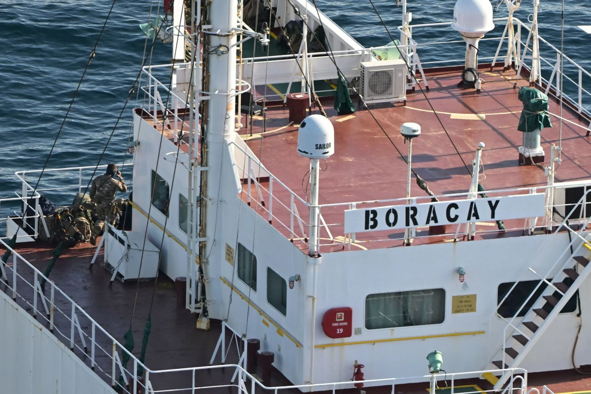 Rosyjskie tankowce transportujące ropę przez Morze Bałtyckie są strzeżone przez osoby powiązane z Grupą Wagnera i wywiadem wojskowym GRU - wynika z najnowszego śledztwa fińskich i estońskich mediów. Obecność tych "ochroniarzy" na pokładach ma zapewnić, że załogi będą działać zgodnie z interesami Moskwy, nawet w obliczu rosnącej presji ze strony krajów zachodnich.