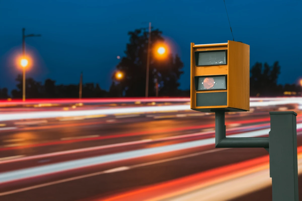 Od marca na drogach Małopolski pojawią się nowe fotoradary oraz odcinkowe pomiary prędkości. Sprawdzamy, gdzie pojawią się nowe urządzenia i jakich kar mogą spodziewać się kierowcy. 