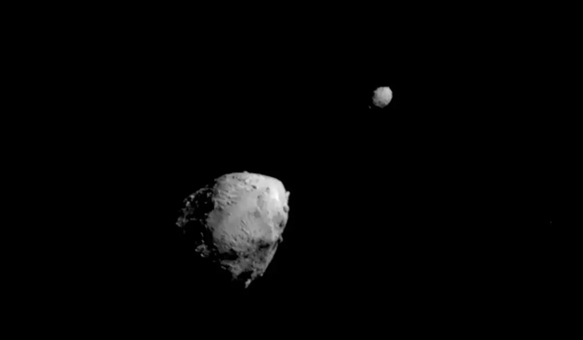 Test obrony planetarnej NASA się powiódł - informuje międzynarodowy zespół naukowców. Wyniki najnowszych badań potwierdzają, że misja DART (Double Asteroid Redirection Test) przeprowadzona przez NASA w 2022 roku nie tylko zmieniła ruch małego księżyca Dimorphos wokół większej planetoidy Didymos, ale również wpłynęła na orbitę całego układu podwójnego wokół Słońca. To przełomowe osiągnięcie w dziedzinie obrony planetarnej, które po raz pierwszy w historii udowodniło, że ludzkość jest w stanie istotnie zmienić trajektorię ciała niebieskiego w przestrzeni kosmicznej.