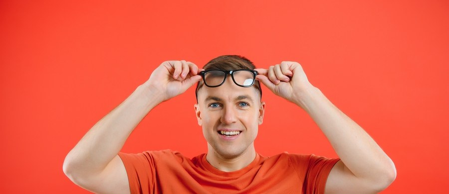 Problemy ze wzrokiem coraz częściej dotykają zarówno dorosłych, jak i dzieci. Wpływa na to m.in. wielogodzinna praca przed ekranami, intensywne korzystanie ze smartfonów oraz brak regularnych badań profilaktycznych. Specjaliści podkreślają, że kluczowe znaczenie ma profilaktyka, do której zachęcamy cyklu „Twoje Zdrowie w Faktach RMF FM”. Regularne badania pozwalają wcześnie wykryć groźne schorzenia i wdrożyć leczenie. 