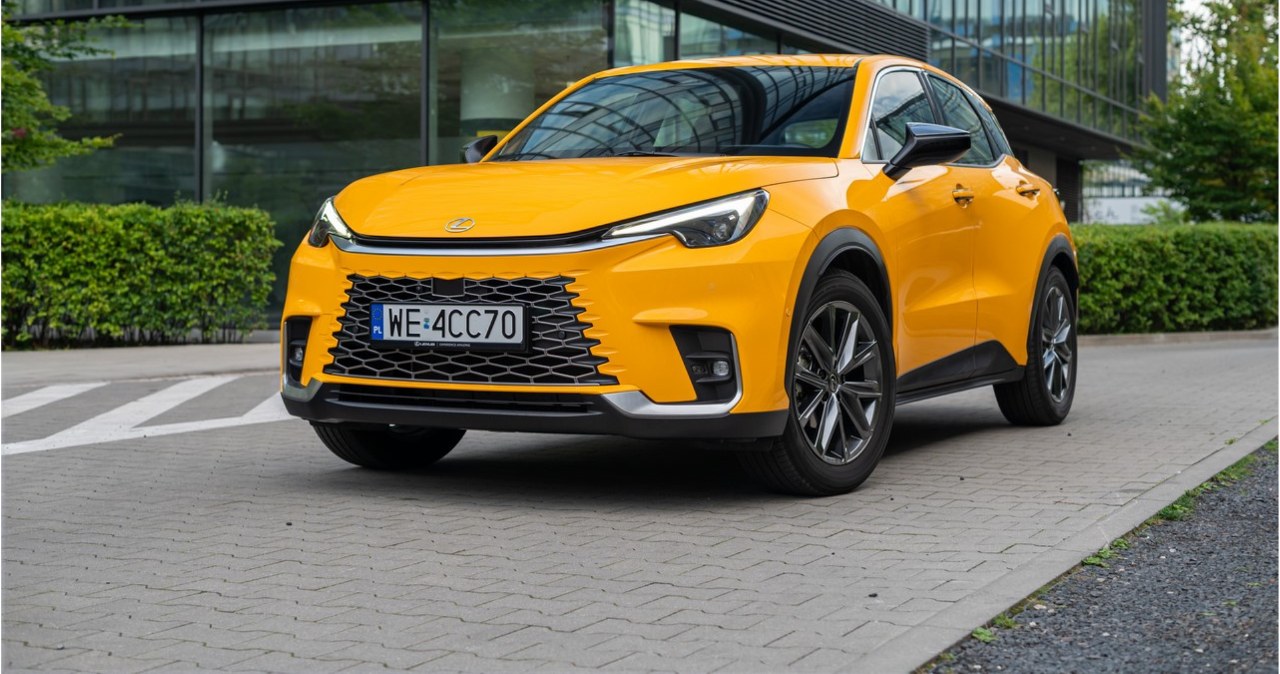 Lexus stawia na bogate wyposażenie w podstawie. Konkurencja wymaga dopłaty