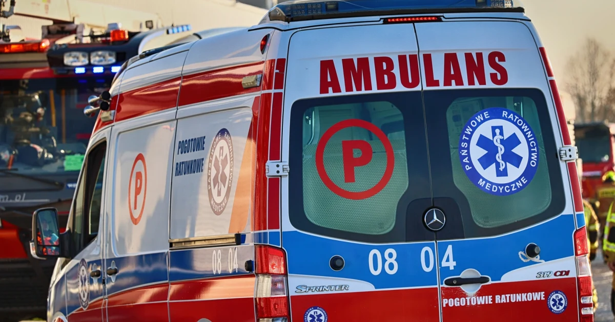 We wtorkowy poranek na terenie zakładu stoczniowego w Szczecinie doszło do niebezpiecznego wypadku. Pracownik spadł z rusztowania podczas wykonywania prac wewnątrz zbiornika - poinformował serwis tvn24.pl. Mężczyzna z poważnymi urazami miednicy i kręgosłupa został przetransportowany śmigłowcem do szpitala.