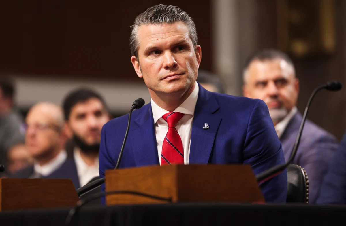Szef Pentagonu Pete Hegseth podczas konferencji prasowej zapowiedział najbardziej intensywny dzień ataków na Iran od początku konfliktu. Podkreślił, że ofensywa nie ustanie, dopóki Teheran nie zostanie całkowicie pokonany. Według niego przewaga militarna USA rośnie z każdym dniem, a cele kampanii są jasne: zniszczenie irańskiego arsenału rakietowego, marynarki wojennej oraz trwałe pozbawienie Iranu możliwości zbudowania broni jądrowej.