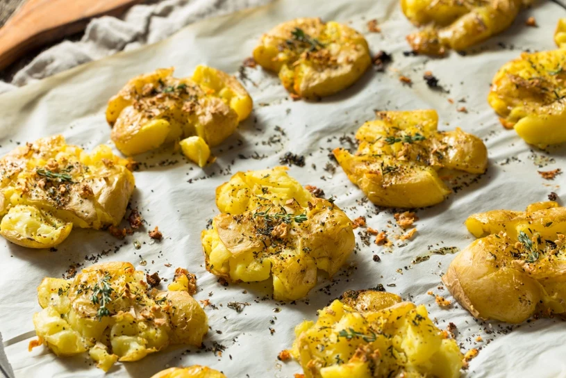 Ten sposób na ziemniaki zrobił furorę w sieci. Chrupiące i miękkie w środku