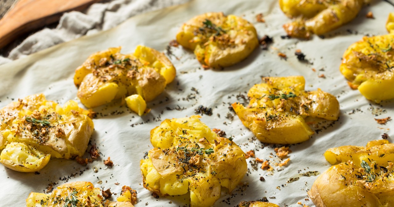 Ten sposób na ziemniaki zrobił furorę w sieci. Chrupiące i miękkie w środku