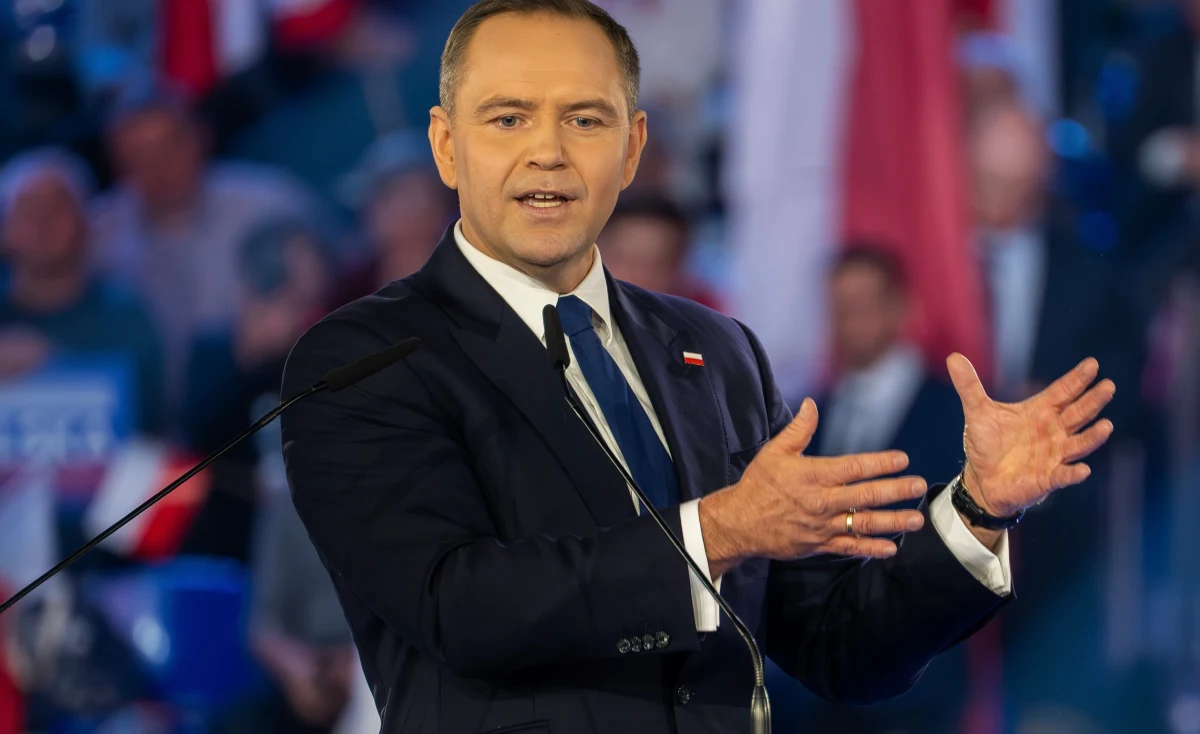 Około godziny 16:30 zakończyło się spotkanie premiera Donalda Tuska z prezydentem Karolem Nawrockim w sprawie programu "SAFE 0 proc.". W rozmowach w Pałacu Prezydenckim uczestniczył też prezes NBP Adam Glapiński oraz szef MON Władysław Kosiniak-Kamysz. Szef Kancelarii Prezydenta Zbigniew Bogucki powiedział po spotkaniu, że prezydent nie podjął jeszcze decyzji ws. ustawy wdrażającej program SAFE.