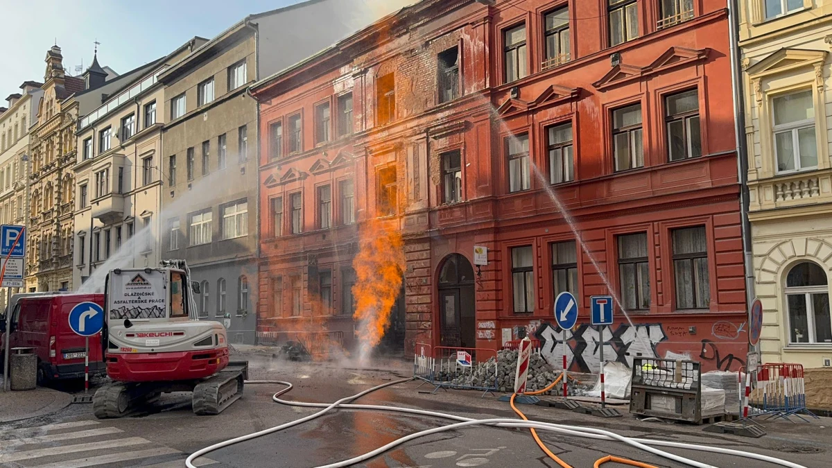 W Pradze, stolicy Czech, wybuchł we wtorek po południu pożar w podziemnej instalacji gazowej. Strażacy ogłosili trzeci stopień zagrożenia pożarowego w czterostopniowej skali. Płomienie objęły fasady kamienic. Ewakuowano kilka budynków znajdujących się w sąsiedztwie.