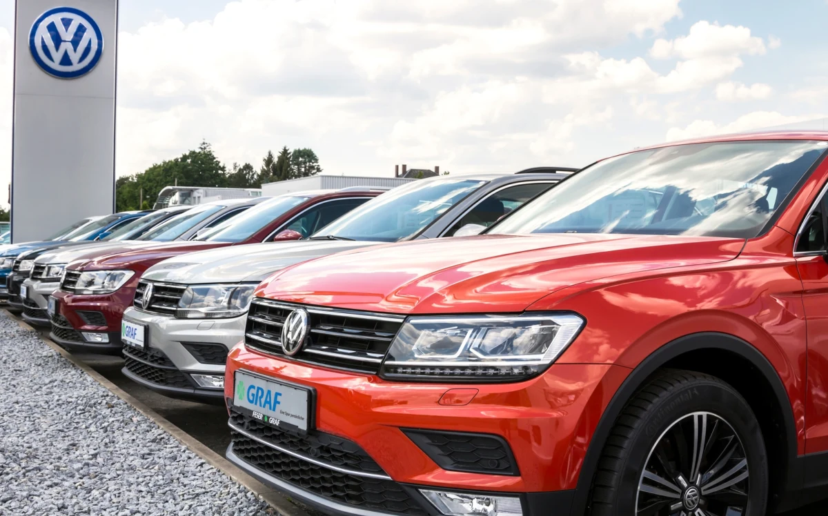 Zysk Volkswagen Group spadł w 2025 roku o prawie połowę w porównaniu z rokiem poprzednim - poinformował we wtorek niemiecki producent samochodów. Firma do 2030 roku zamierza zwolnić 50 tys. pracowników w Niemczech. Według władz, Volkswagen ​ucierpiał z powodu amerykańskich ceł, silnej konkurencji ze strony Chin i wysokich kosztów restrukturyzacji związanych z przejściem na pojazdy elektryczne.